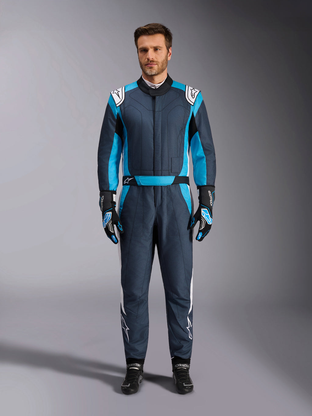Alpinestars GP Pro Comp V2, macacão de automobilismo masculino, cinzento asfalto e azul ciano, certificado FIA.
