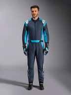 Alpinestars GP Pro Comp V2, macacão de automobilismo masculino, cinzento asfalto e azul ciano, certificado FIA.