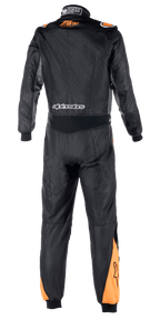 Macacão Alpinestars Atom FIA Graphic, vista traseira de um fato de automobilismo de peça única, preto e antracite com detalhes laranja fluorescente nos ombros e pernas, certificação FIA no colarinho e logótipo Alpinestars na zona inferior das costas.