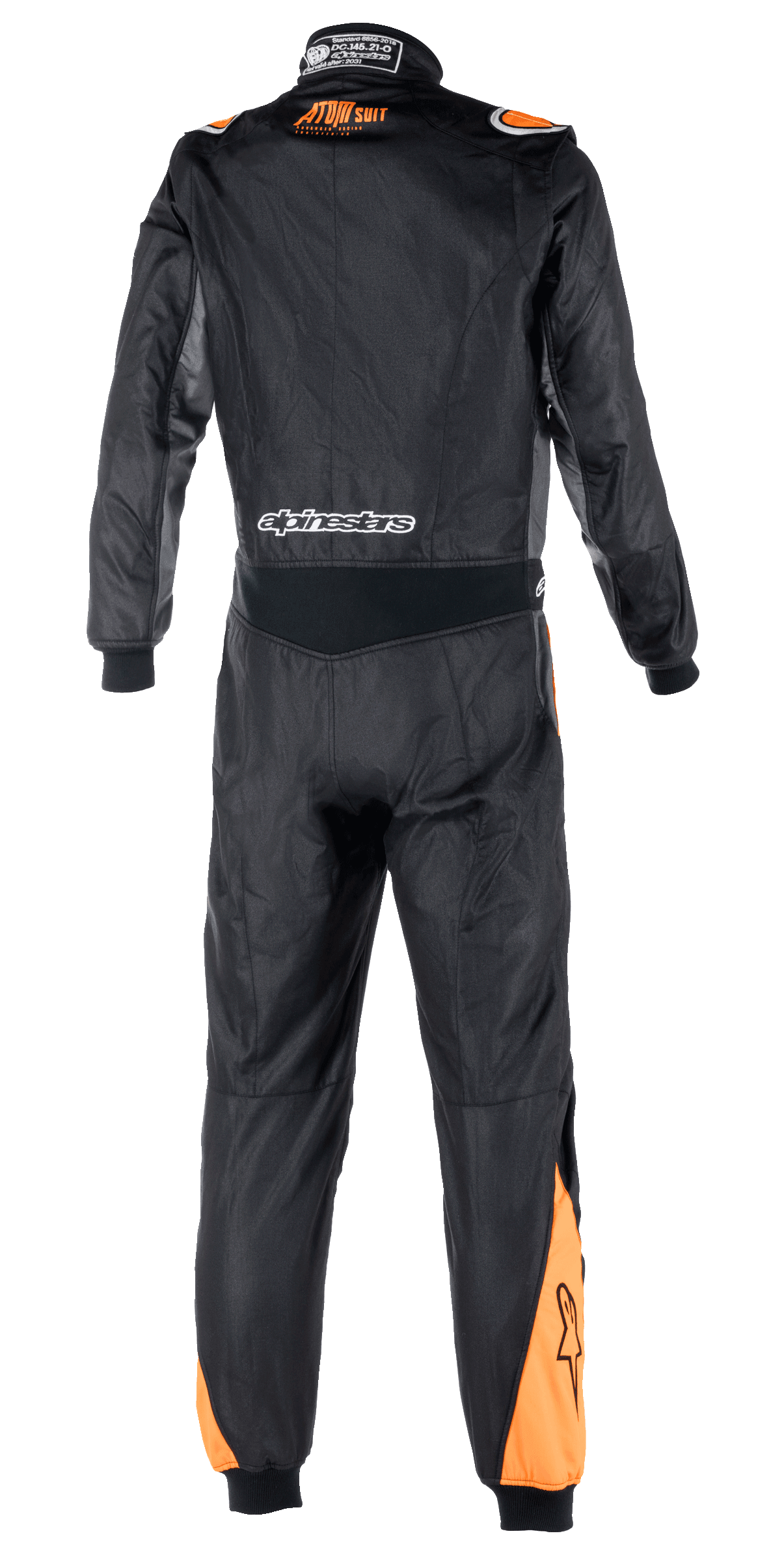 Macacão Alpinestars Atom FIA Graphic, vista traseira de um fato de automobilismo de peça única, preto e antracite com detalhes laranja fluorescente nos ombros e pernas, certificação FIA no colarinho e logótipo Alpinestars na zona inferior das costas.