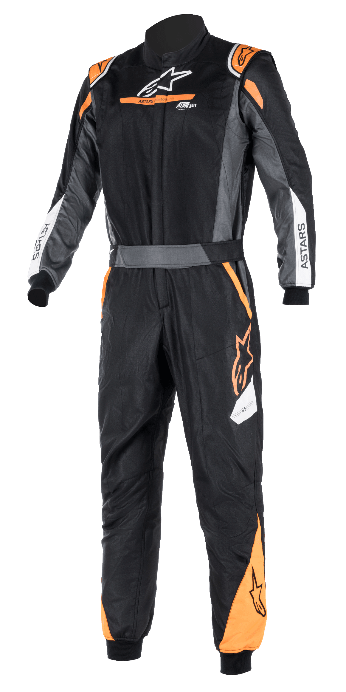 Alpinestars Atom FIA Graphic Suit, fato de corrida automóvel de uma peça, preto e antracite com detalhes laranja fluorescente, certificado pela FIA, gola alta, logótipo ASTARS nas mangas, equipamento profissional para automobilismo e competição em pista