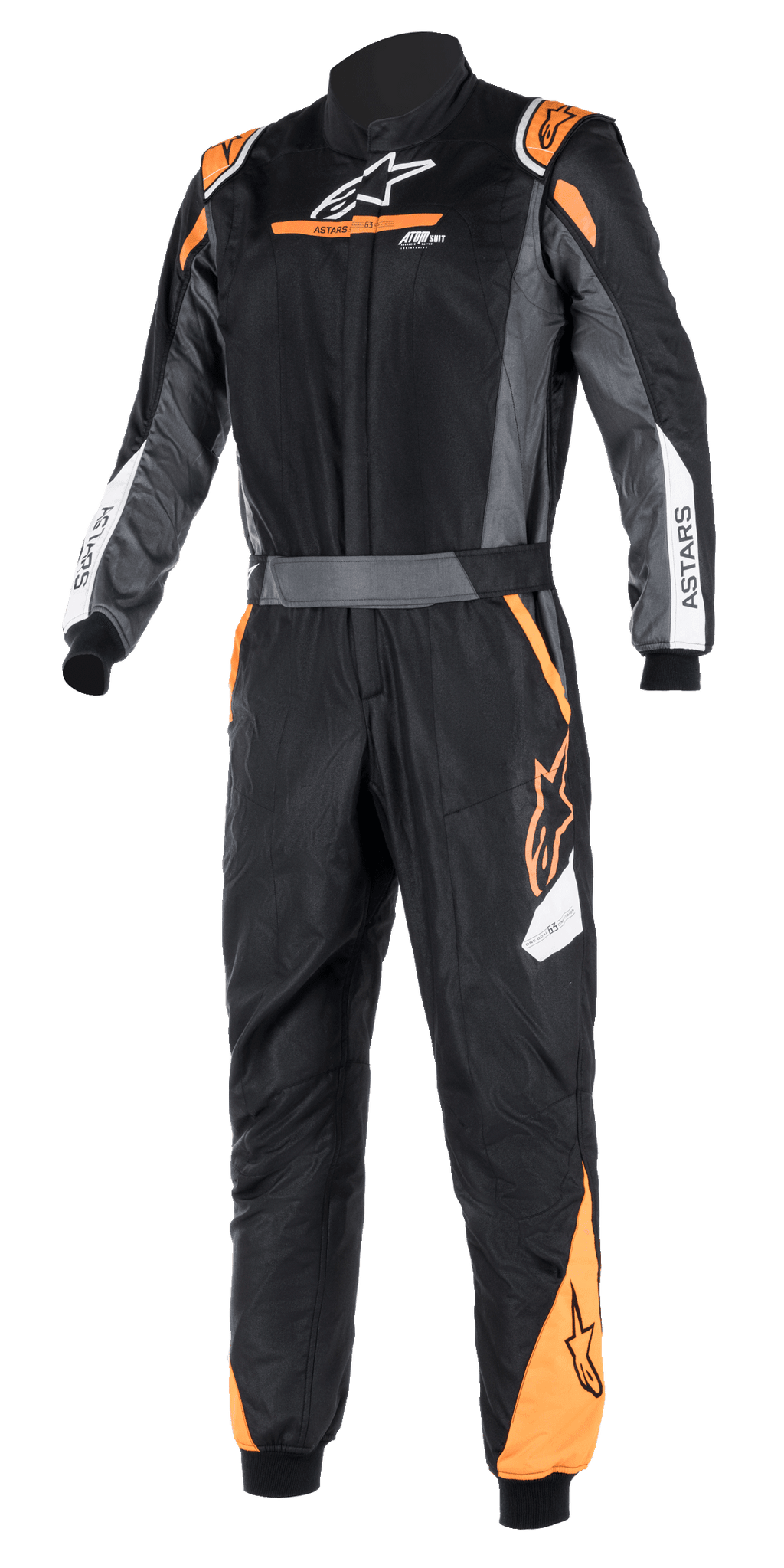 Alpinestars Atom FIA Graphic Suit, fato de corrida automóvel de uma peça, preto e antracite com detalhes laranja fluorescente, certificado pela FIA, gola alta, logótipo ASTARS nas mangas, equipamento profissional para automobilismo e competição em pista