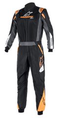 Alpinestars Atom FIA Graphic Suit, fato de corrida automóvel de uma peça, preto e antracite com detalhes laranja fluorescente, certificado pela FIA, gola alta, logótipo ASTARS nas mangas, equipamento profissional para automobilismo e competição em pista