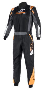 Alpinestars Atom FIA Graphic Suit, fato de corrida automóvel de uma peça, preto e antracite com detalhes laranja fluorescente, certificado pela FIA, gola alta, logótipo ASTARS nas mangas, equipamento profissional para automobilismo e competição em pista