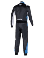 Macacão Alpinestars Atom Graphic 4, vista traseira de corpo inteiro de macacão de automobilismo, preto com detalhes prateados e azuis, logótipo ASTARS branco na cintura e painéis azuis nas pernas, vestuário de proteção profissional para desportos motorizados com certificação FIA