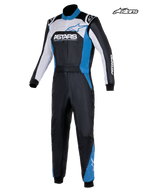 Macacão Alpinestars Atom Graphic 4, macacão de corrida para homem em preto, prateado e azul, vista frontal a mostrar construção em aramida de duas camadas e certificação FIA 8856-2018