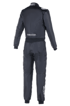 Macacão Alpinestars Atom FIA, fato de automobilismo, vista traseira em preto, com logótipo Alpinestars a branco na zona lombar e na barriga da perna direita, etiqueta de homologação FIA na gola, construção têxtil de peça única para segurança profissional em desportos motorizados