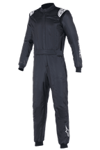 Alpinestars Atom FIA Suit, fato de corrida para automobilismo preto, design de peça única com logótipos Alpinestars brancos nos ombros e na perna esquerda, gola alta com punhos canelados e cinto, vestuário profissional de automobilismo e competição