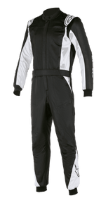 Alpinestars Atom FIA Suit, fato de corrida automóvel, preto e prateado, com painéis brancos nas mangas e pernas, dragonas nos ombros, cinto na cintura e punhos canelados, design de desporto motorizado profissional com certificação FIA