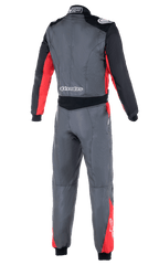 Macacão Alpinestars Atom FIA, macacão de automobilismo, antracite, vermelho e preto, vista traseira com painéis elásticos na cintura, dragonas nos ombros e logótipo Alpinestars na zona lombar e nos ombros