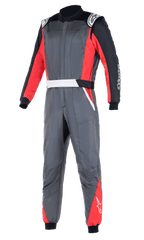 Alpinestars Atom FIA Suit, fato de corrida automóvel profissional, cinzento antracite com painéis vermelhos e pretos, dragonas brancas nos ombros e logótipo da marca, construção de duas camadas para proteção contra o calor e chamas