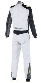 Alpinestars Atom FIA Suit, macacão de automobilismo, cinza, antracite e amarelo néon, vista traseira com mangas e painel da cintura pretos, logótipo Alpinestars na zona lombar, estrelas amarelas na parte inferior das pernas, vestuário de desporto motorizado com certificação FIA