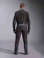 Macacão Alpinestars KMX-5 V3, fato de karting, Preto e Dark Shadow, vista traseira de um piloto a usar o macacão de corrida completo com luvas e sapatos a condizer, com a marca Alpinestars no cós e painéis ergonómicos.