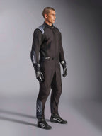 Macacão Alpinestars KMX-5 V3, fato de karting em Black Dark Shadow, usado com luvas e botas de corrida pretas a condizer, com perfurações cortadas a laser e painéis de malha tecnológica, design elegante de camada dupla com logótipos brancos para desporto motorizado profissional