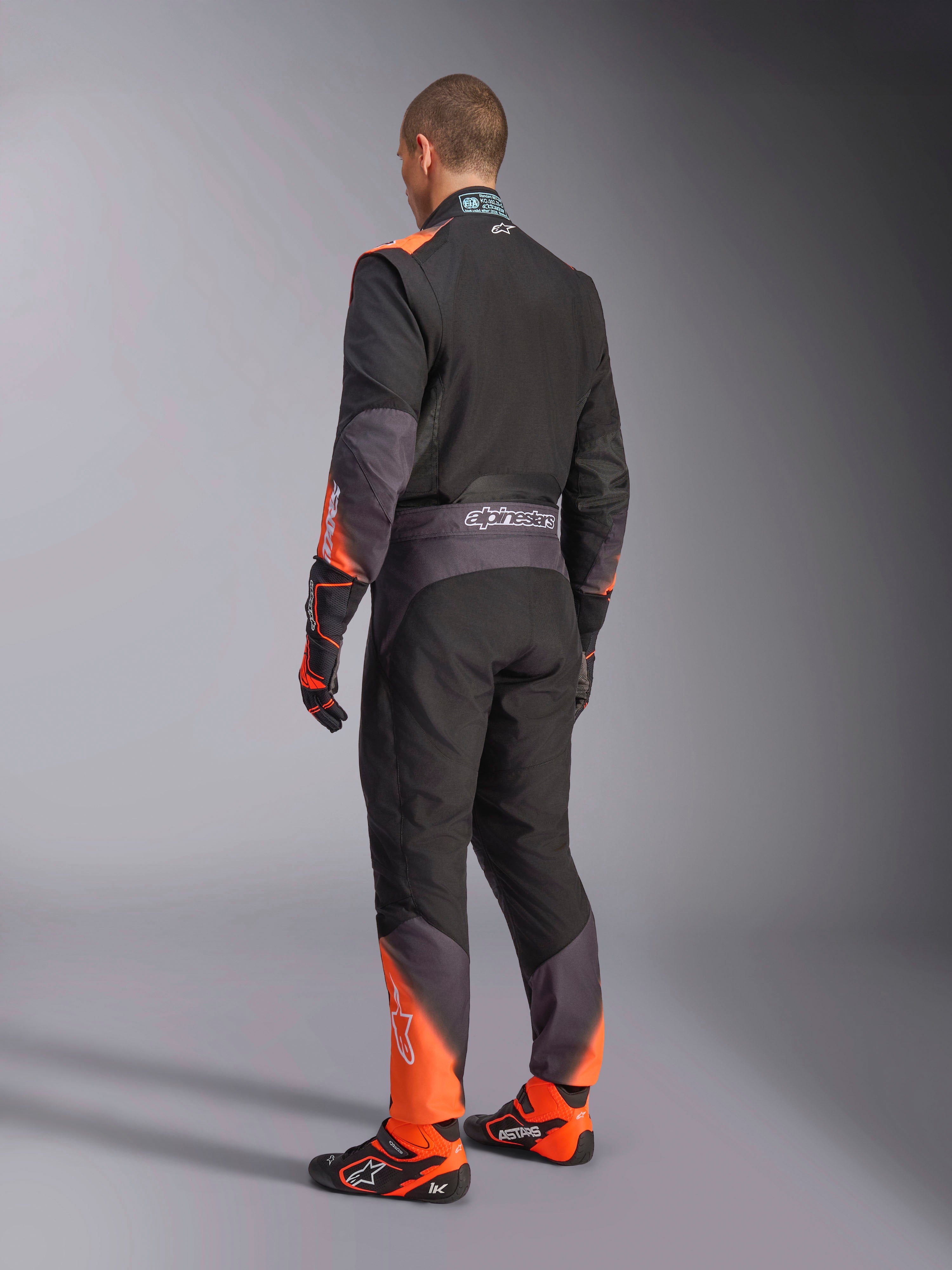 Alpinestars KMX-5 V3, macacão de karting para homem, preto e laranja fluo, vista traseira, certificado FIA 8877-2022 grau 1.