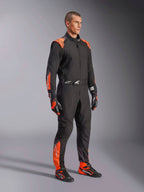 Alpinestars KMX-5 V3, macacão de karting para homem, preto e laranja fluo, certificado FIA Grau 1, visto num modelo.