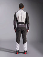 Macacão Alpinestars KMX-5 V3, fato de karting, branco, preto e vermelho vivo, vista traseira, macacão de corrida de uma peça com painéis de malha respirável e logótipo Alpinestars na cintura, usado com luvas e botas de corrida a combinar