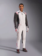 Macacão Alpinestars KMX-5 V3, Branco, Preto e Vermelho Vivo, fato de karting de uma peça usado com luvas brancas e vermelhas a condizer e sapatilhas de corrida pretas, com mangas pretas e pormenores em vermelho vivo, equipamento de desporto motorizado profissional para karting de competição