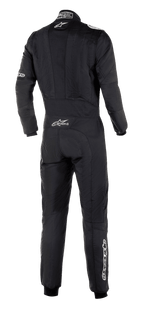 Macacão Alpinestars GP Tech V3 FIA, vista traseira de macacão de automobilismo preto, logótipo Alpinestars branco e marca GP Tech V3 na zona lombar, equipamento profissional de desportos motorizados com painéis elásticos visíveis e ajuste atlético