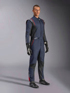 Macacão Alpinestars GP Tech V4, macacão de automobilismo de uma peça, azul marinho, preto e vermelho, vestido por um modelo com luvas e botas de corrida pretas, com painéis pretos e vivos vermelhos, equipamento profissional de desporto motorizado