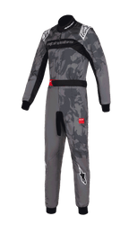 Macacão Alpinestars KMX-9 V3 Graphic 5, fato de karting, padrão de camuflagem cinzento escuro e preto, com logótipos Alpinestars brancos nos ombros e pernas, painéis elásticos pretos, detalhes vermelhos no cinto, design profissional de peça única para desportos motorizados