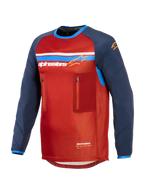 Alpinestars Maxdura Dual Jersey, camisola técnica de motociclismo de aventura, vermelha e azul escuro, com tronco em malha, dois bolsos no peito com fecho de correr, logótipo Alpinestars com riscas azuis e brancas, e mangas compridas resistentes à abrasão.
