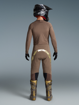 Conjunto Alpinestars Supertech Air Gold Edição Limitada, camisola de malha e calças com detalhes dourados, vista traseira.