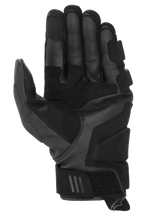 Luvas de Couro Phenom Alpinestars, luvas de motociclismo, pretas, vista da palma com construção reforçada em couro de cabra, zonas de aterragem acolchoadas e design de punho curto com tira de ajuste no pulso e aba de puxar com logótipo Alpinestars