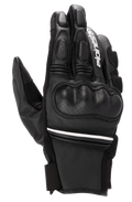 Alpinestars Phenom Leather Gloves, luvas de motociclismo pretas e brancas de cano curto, proteção rígida nos nós dos dedos, detalhes em couro perfurado, logótipo Alpinestars branco no dedo indicador e risca branca no pulso
