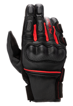 Alpinestars Phenom Leather Gloves, luvas de motociclismo, pretas e vermelho vivo, proteção rígida perfurada nos nós dos dedos, construção em pele de cabra premium, inserções elásticas tipo acordeão em vermelho e logótipo Alpinestars na lateral.