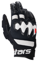 Luvas de Pele Alpinestars Halo, luvas de motociclismo de aventura, pretas e brancas, com um grande protetor de nós dos dedos sobre-injetado em branco, painéis de pele perfurada para ventilação e punho curto com logótipo branco em destaque.