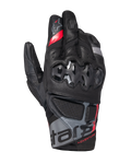 Alpinestars Belize V3 Drystar Gloves, luvas de motociclismo de aventura de punho curto, pretas com detalhes vermelhos e cinzentos, com proteção rígida nos nós dos dedos com padrão hexagonal, painéis em pele perfurada e marcação 'ADVENTURE' no punho.