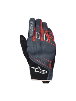 Luvas Alpinestars Moblast Waterproof, luvas de motociclismo, em antracite e preto com detalhes em laranja, design de punho curto com gráficos lineares vermelho-alaranjados, logótipo de estrela Alpinestars branco no punho e marca 'astars' no dedo, costas da mão em tecido técnico para proteção em todas as condições meteorológicas