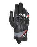 Luvas Alpinestars Corozal V3 Drystar®, luvas de motociclismo de aventura, pretas com detalhes em cinzento escuro e vermelho fluo, vista superior com proteção SP nos nós dos dedos revestida a pele, construção em têxtil e pele e design de punho curto, equipamento de aventura impermeável