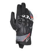 Luvas Alpinestars Corozal V3 Drystar®, luvas de motociclismo de aventura, pretas com detalhes em cinzento escuro e vermelho fluo, vista superior com proteção SP nos nós dos dedos revestida a pele, construção em têxtil e pele e design de punho curto, equipamento de aventura impermeável