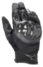 Luvas Alpinestars SMX-1 Drystar®, luvas de motociclismo pretas, com proteção dos nós dos dedos com efeito de carbono, construção em pele e têxtil, punho curto com o logótipo Alpinestars no pulso