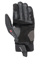 Luvas Alpinestars Hyde XT Drystar® XF, luvas de motociclismo, pretas, vista da palma com camurça sintética reforçada e textura de pele, logótipo Drystar XF Extra Flow no polegar, punho de comprimento médio com correia de pulso segura, design adventure touring