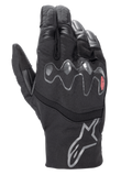 Luvas Alpinestars Hyde XT Drystar® XF, luvas de motociclismo pretas, protetor de nós dos dedos viscoelástico ondulado com detalhe em vermelho, punho de comprimento médio com logótipo de estrela prateado, construção em têxtil impermeável e camurça sintética, equipamento adventure touring