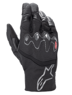 Luvas Alpinestars Hyde XT Drystar® XF, luvas de motociclismo pretas, protetor de nós dos dedos viscoelástico ondulado com detalhe em vermelho, punho de comprimento médio com logótipo de estrela prateado, construção em têxtil impermeável e camurça sintética, equipamento adventure touring