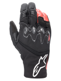 Luvas Alpinestars Hyde XT Drystar® XF, luvas de motociclismo Adventure Touring, pretas e vermelho vivo, com proteção de nós dos dedos viscoelástica estendida, construção em têxtil e couro impermeável, e logótipo Alpinestars branco no punho