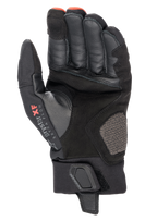 Luvas Alpinestars Hyde XT Drystar® XF, luvas de motociclismo, pretas e vermelho fogo, vista da palma mostrando a construção em camurça sintética reforçada, marca Drystar XF na zona do polegar e correia de ajuste no pulso