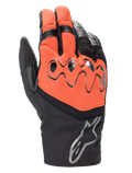 Luvas Alpinestars Hyde XT Drystar® XF, luvas de motociclismo para touring, vermelho fogo e preto, com proteção viscoelástica nos nós dos dedos, logótipo Alpinestars no punho e construção impermeável em tecido e pele.