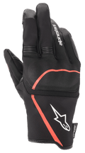 Luvas Alpinestars Syncro V2 Drystar®, luvas de motociclismo urbanas, pretas com detalhes em vermelho fluo, proteção flexível nas articulações, logótipo Alpinestars branco no punho, painéis em acordeão nos dedos, design impermeável e respirável.