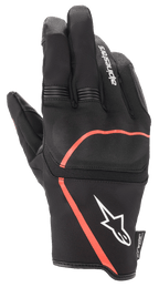 Luvas Alpinestars Syncro V2 Drystar®, luvas de motociclismo urbanas, pretas com detalhes em vermelho fluo, proteção flexível nas articulações, logótipo Alpinestars branco no punho, painéis em acordeão nos dedos, design impermeável e respirável.