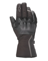 Luvas Stella Tourer W-7 Drystar® Alpinestars para Mulher, pretas, vista do dorso apresentando proteção rígida dos nós dos dedos coberta por pele, punho longo de touring com frisos refletores, logótipo Alpinestars no dedo indicador, construção em têxtil impermeável e pele