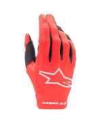 Alpinestars Youth 2024 Radar Gloves, luvas de motocross, Vermelho Marte e Prata, vista do dorso da mão com logótipo de estrela branco e marca nominativa no punho, tecido elástico leve com detalhes pretos nos dedos, equipamento de corrida todo-o-terreno durável para jovens