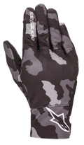 Alpinestars Youth Reef Gloves, luvas de motociclismo urbanas, padrão camuflado preto e cinzento, vista das costas da mão com logótipo Alpinestars branco no pulso e no dedo indicador, construção em tecido elástico leve