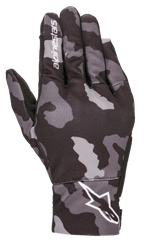 Alpinestars Youth Reef Gloves, luvas de motociclismo urbanas, padrão camuflado preto e cinzento, vista das costas da mão com logótipo Alpinestars branco no pulso e no dedo indicador, construção em tecido elástico leve