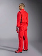 Fato Alpinestars Kart Indoor V2, fato de karting vermelho, vista traseira de três quartos num modelo, usado com luvas vermelhas e botas de competição a condizer, construção de sarja de camada única em poli-algodão, equipamento profissional para karting indoor