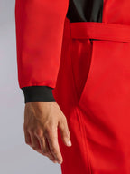 Alpinestars Kart Indoor V2 Suit, fato de karting vermelho, grande plano mostrando o punho tricotado preto, o cinto de cintura ajustável e o material de sarja durável de camada única